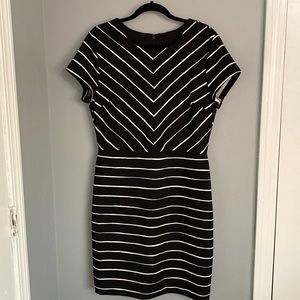 Banana Republic black & white striped short-sleeved knee-length dress in size 14